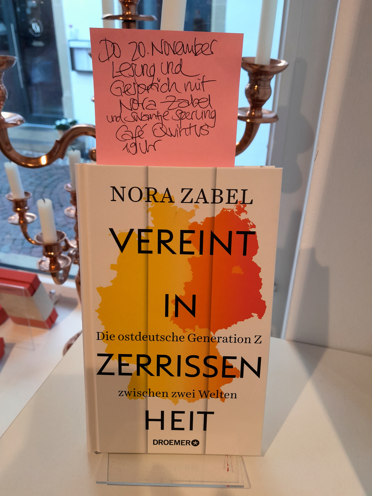 Lesung und Gespräch mit der Autorin Nora Zabel aus ihrem Buch "Vereint in Zerrissenheit"
