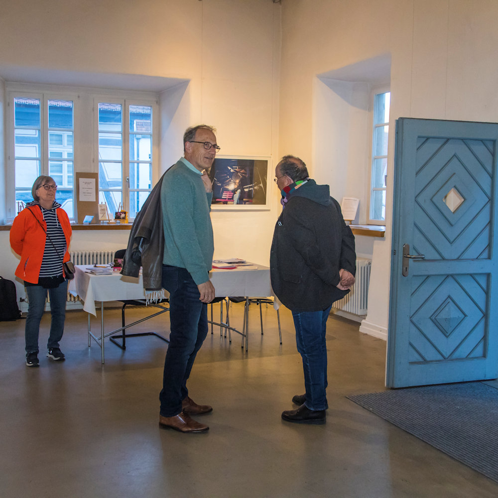 Erste Gäste treffen ein