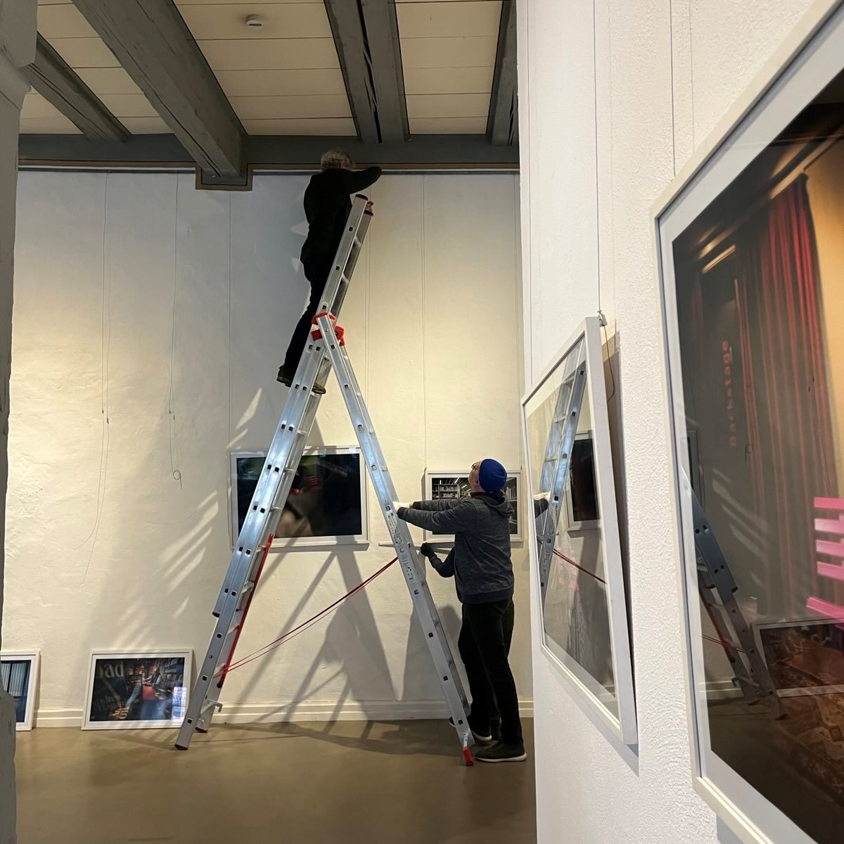Hängung für die Ausstellung Aufstehen - Hinstehen der Pinke Bank
