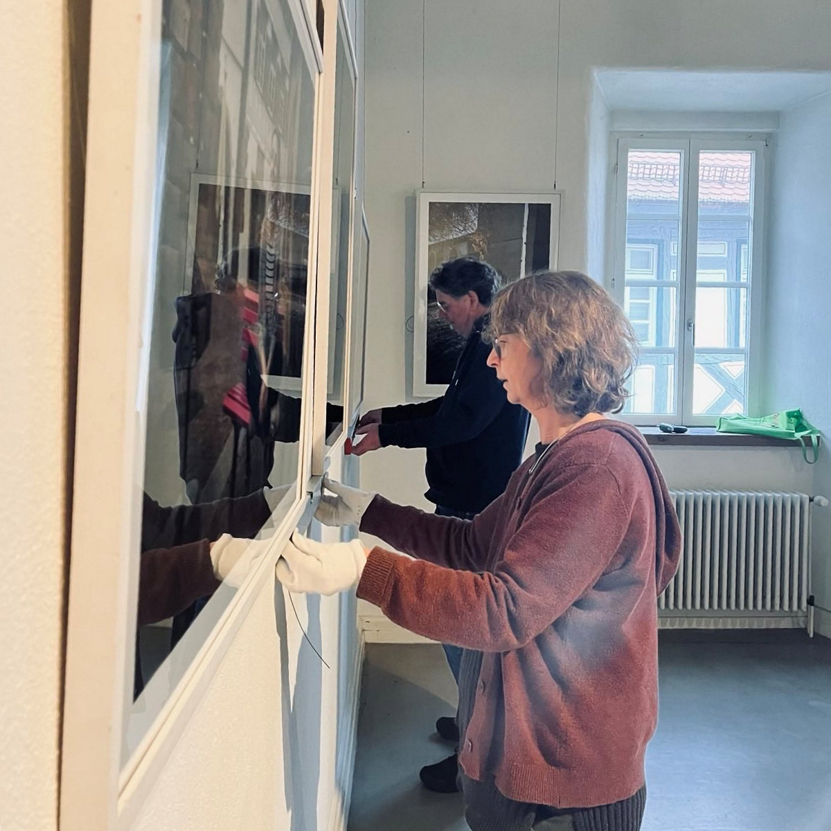 Hängung für die Ausstellung Aufstehen - Hinstehen der Pinke Bank