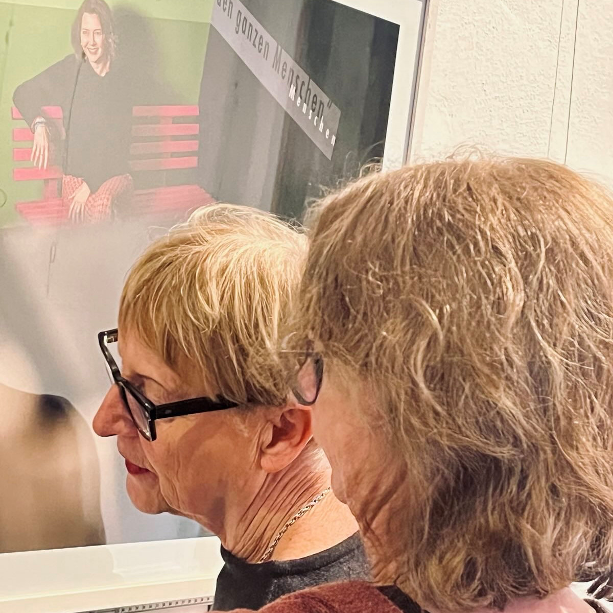 Hängung für die Ausstellung Aufstehen - Hinstehen der Pinke Bank