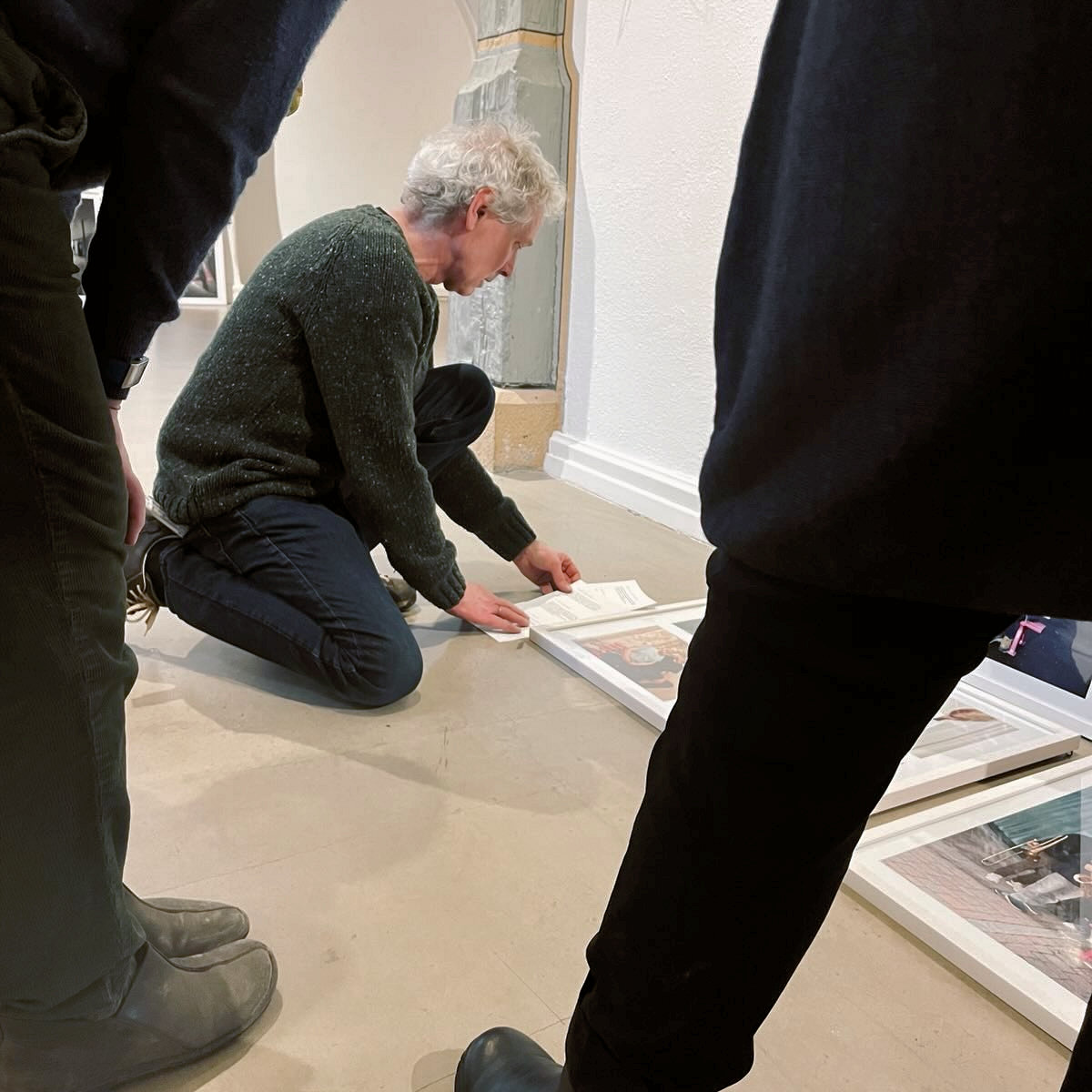 Hängung für die Ausstellung Aufstehen - Hinstehen der Pinke Bank