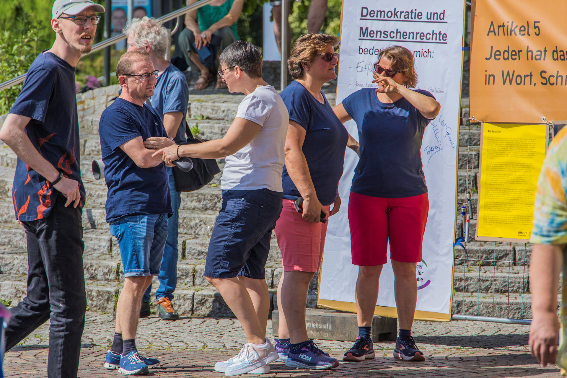 Menschen begrüßen sich