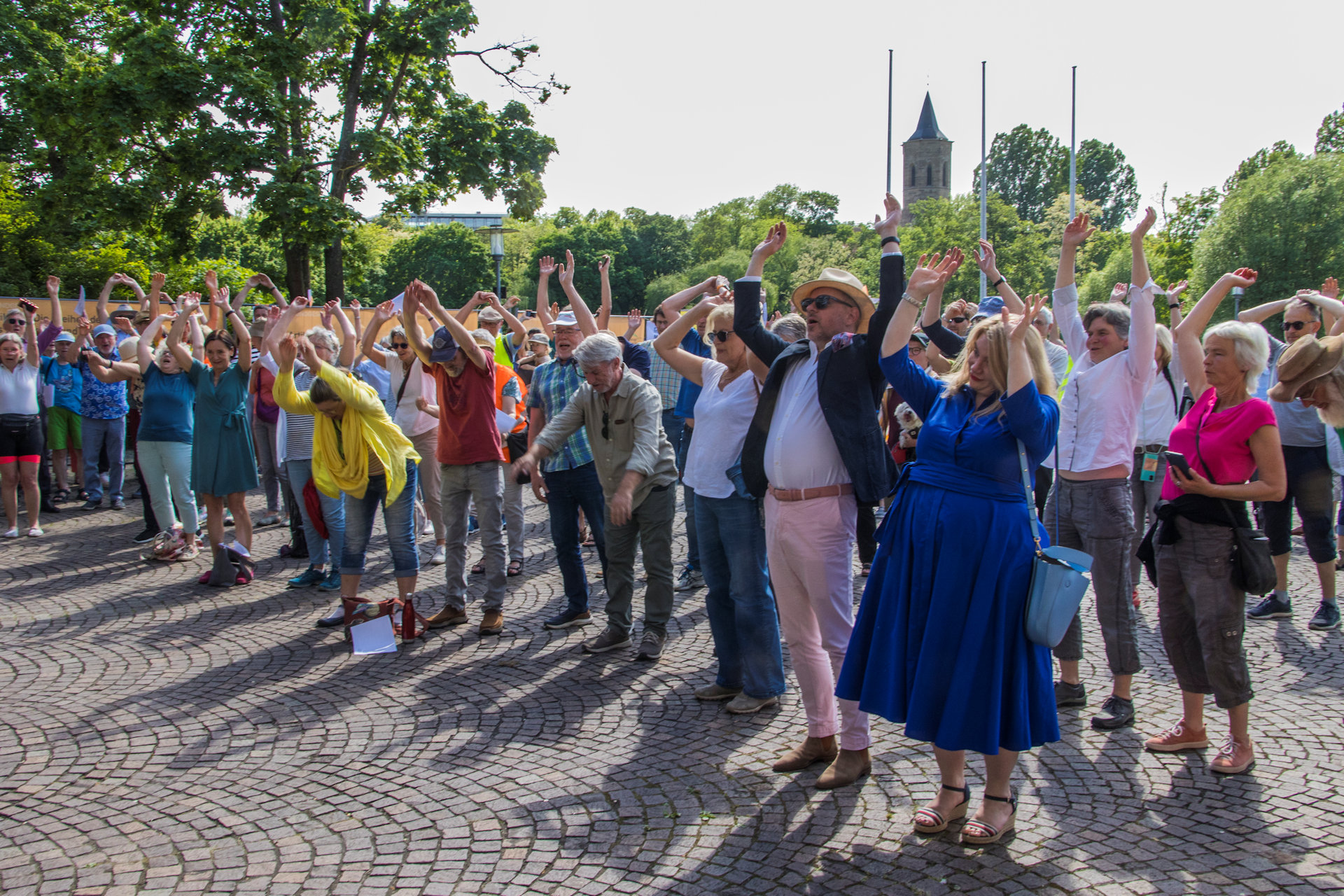 die Leute auf dem Platz machen mit