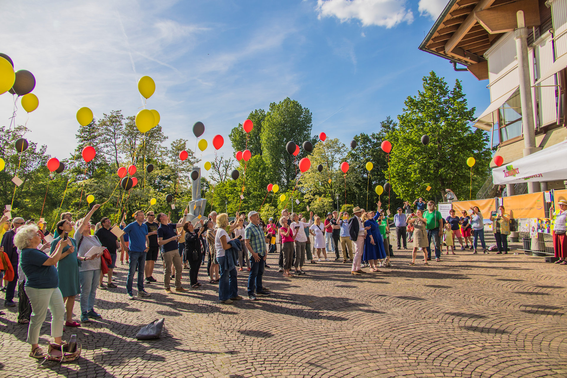 die Ballone werden aufsteigen gelassen