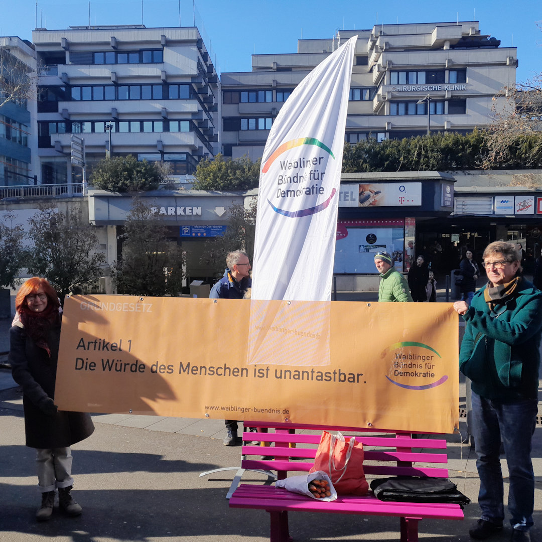 Die Pinke Bank bei der Demo der OMAS GEGEN RECHTS