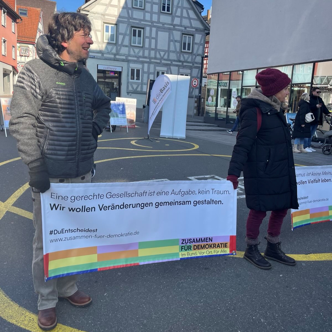 amnesty international bei der Demo der OMAS GEGEN RECHTS