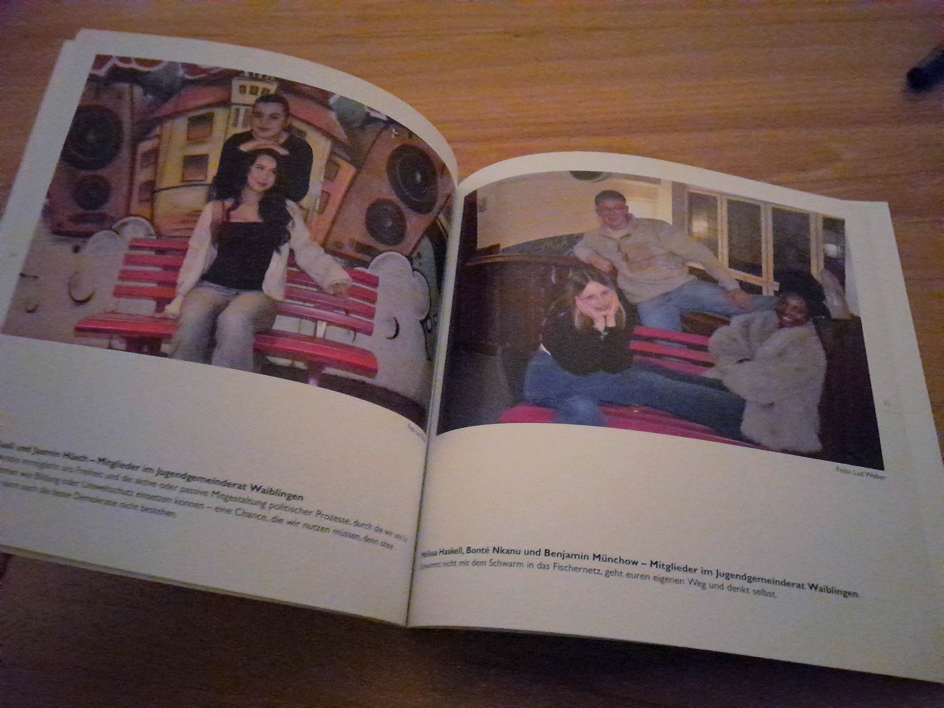 Doppelseite der Dokumentation "AUFSTEHEN HINSTEHEN"