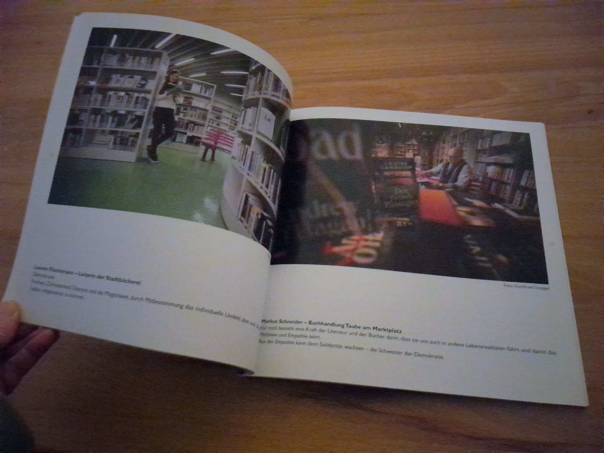 Doppelseite der Dokumentation "AUFSTEHEN HINSTEHEN"