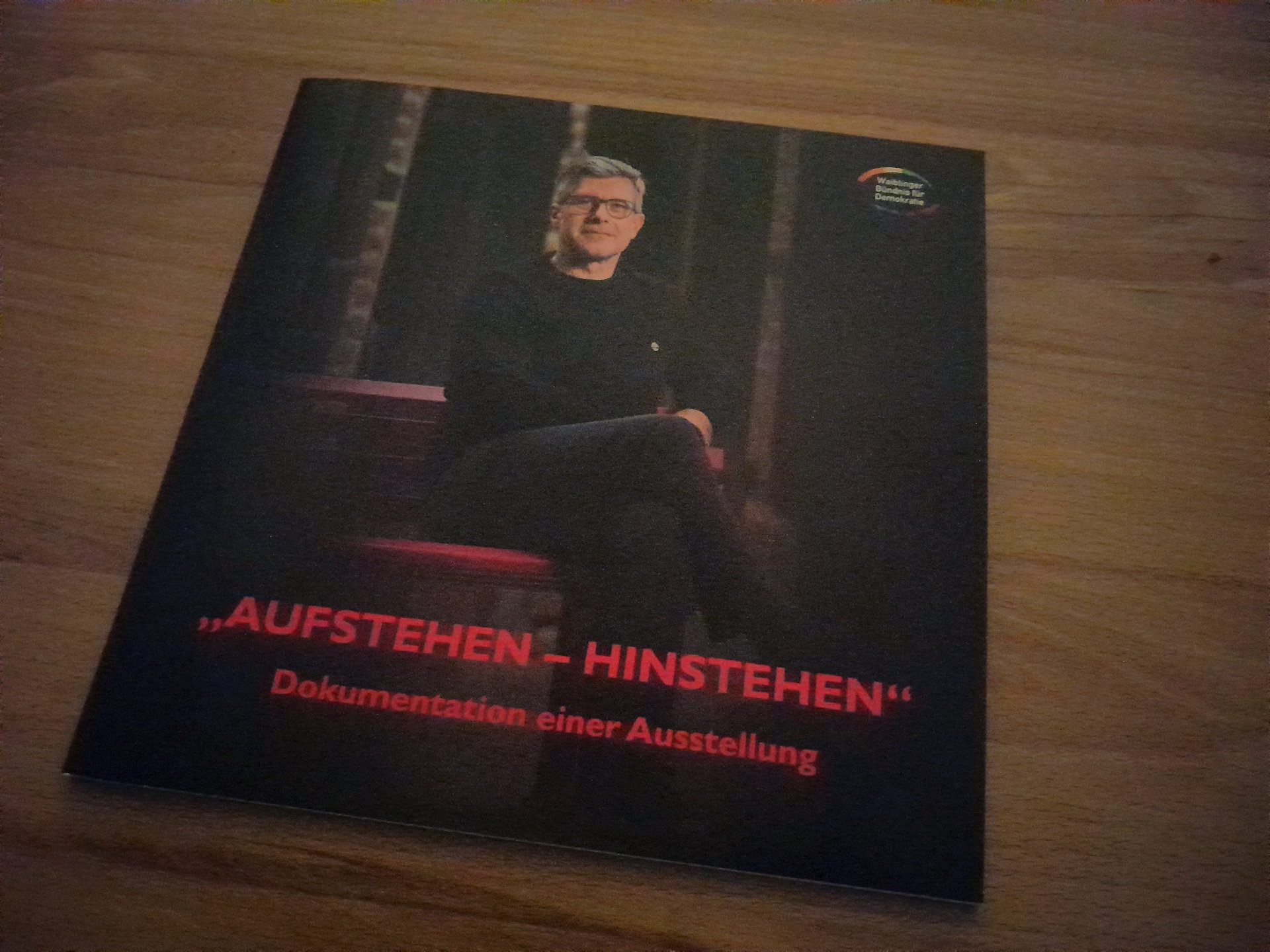Dokumentation der Ausstellung "AUFSTEHEN HINSTEHEN" Dokumentation der Ausstellung "AUFSTEHEN HINSTEHEN"