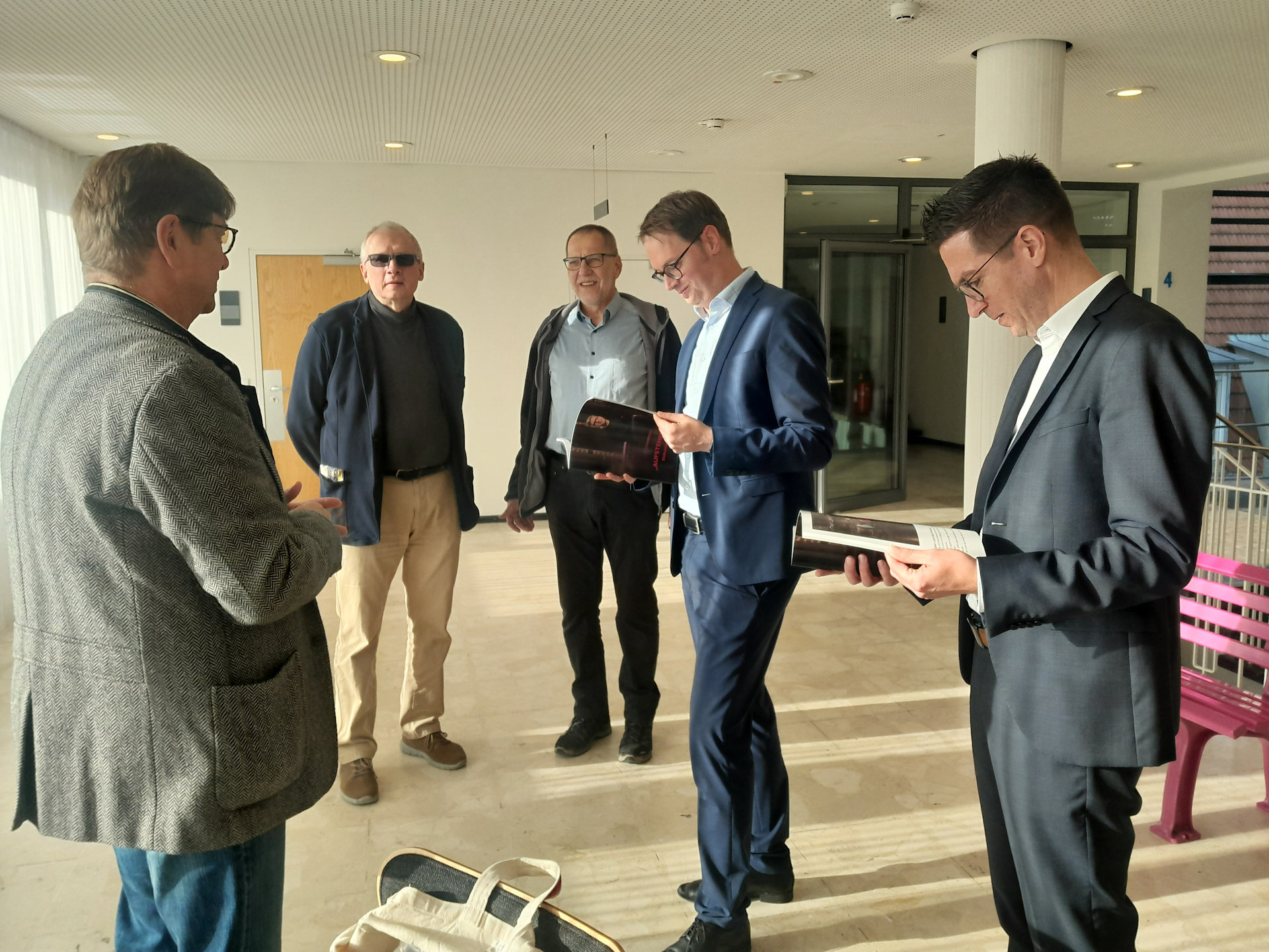 &Uuml;berreichen der Dokumentation "AUFSTEHEN HINSTEHEN" an Herrn Wolf und Herrn Sch&auml;fer