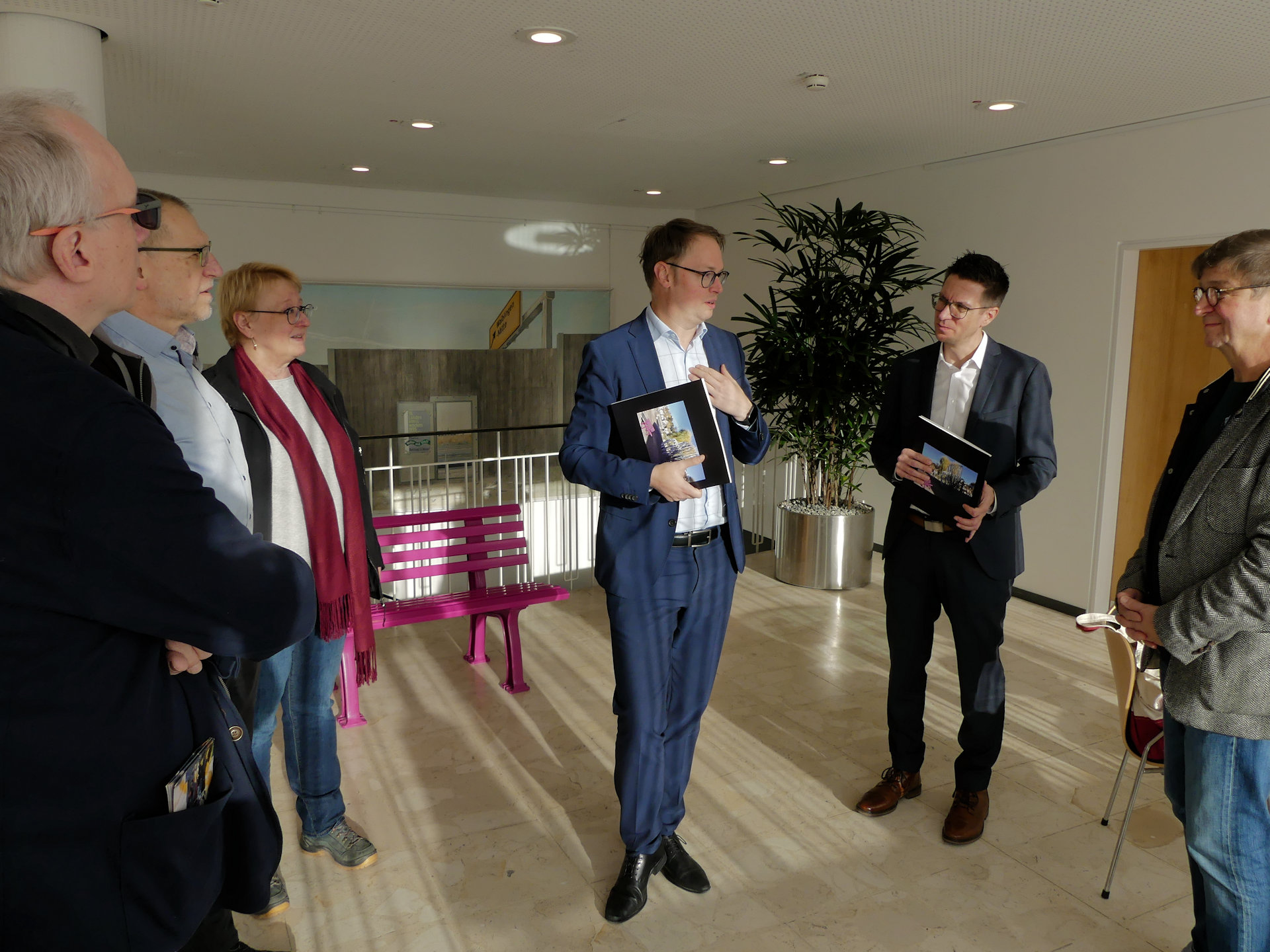 Herrn Wolf und Herrn Sch&auml;fer mit der Dokumentation "AUFSTEHEN HINSTEHEN"