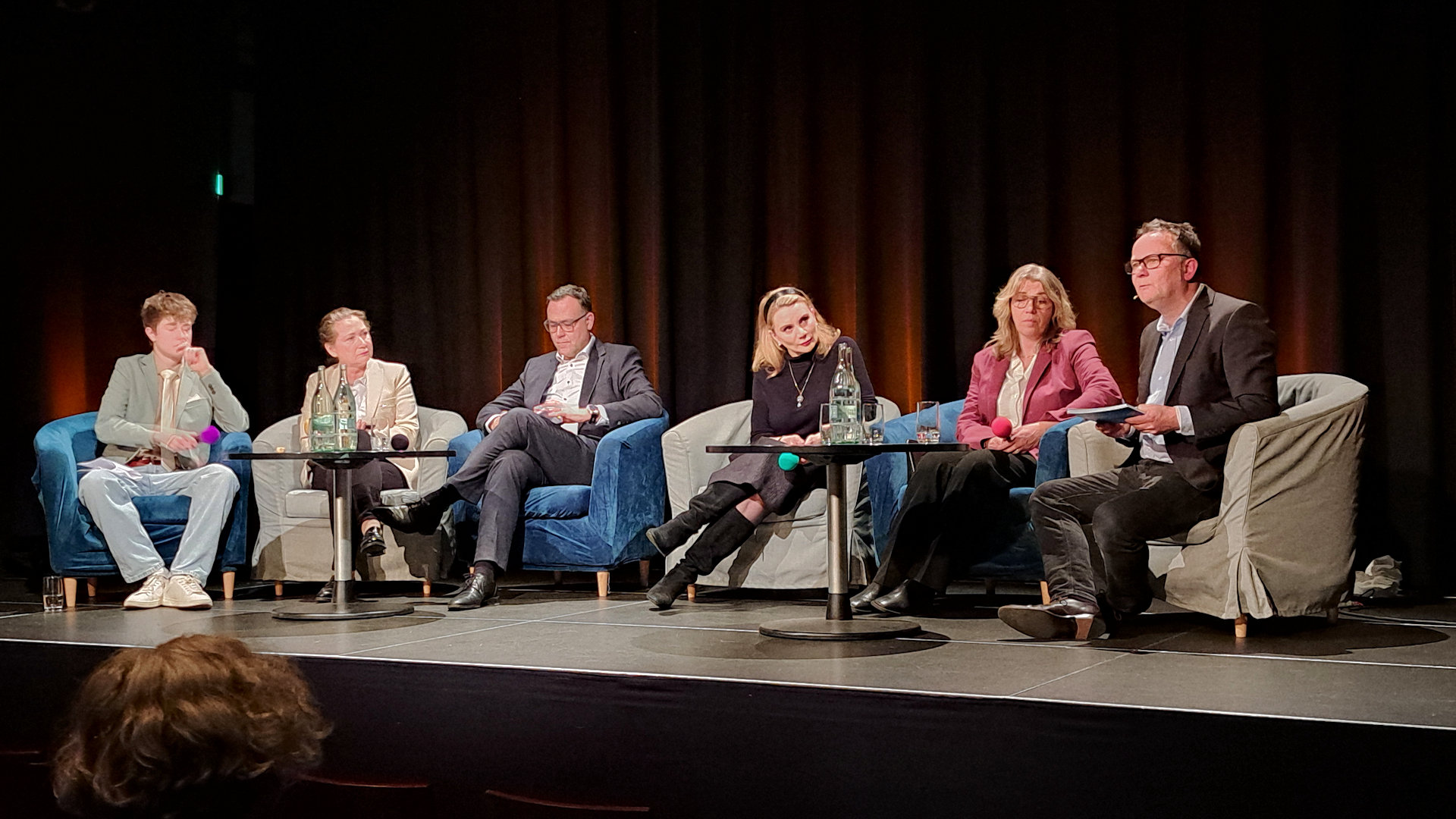 Podiumsgespr&auml;ch auf der B&uuml;hne im Schwanen: Roman Bondarew, Julia Goll, Siegfried Lorek, Swantje Sperling, Bettina S&uuml;&szlig;milch und Andreas K&ouml;lbl