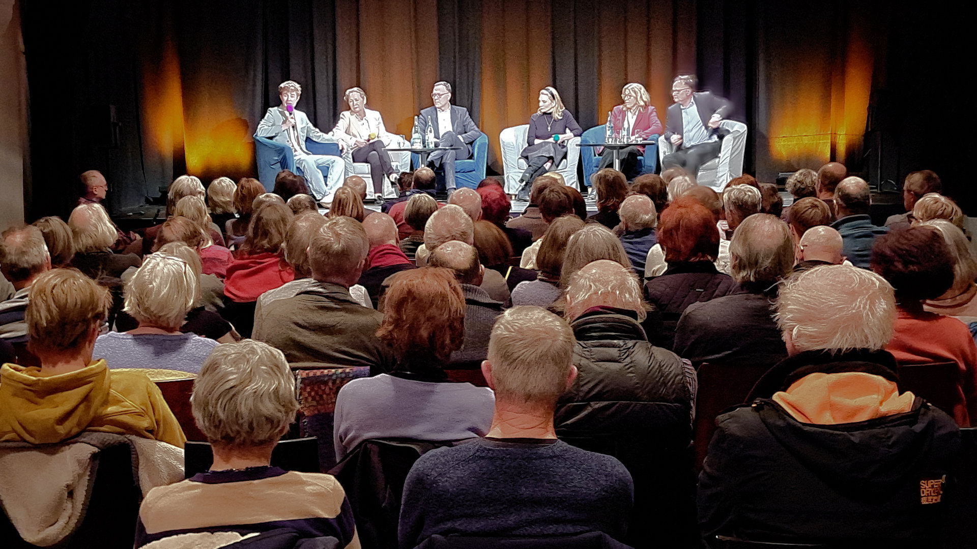 Podiumsgespr&auml;ch auf der B&uuml;hne im Schwanen mit Publikum